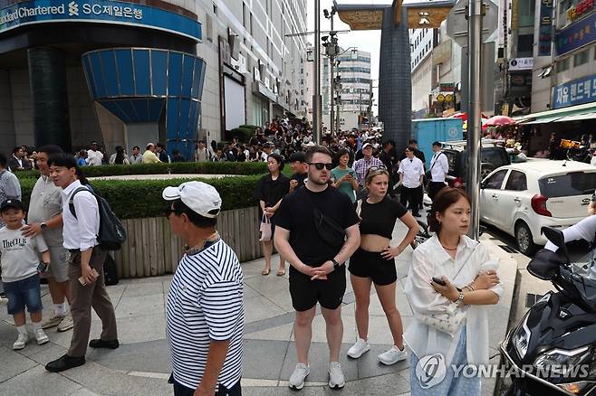 명동 신세계백화점 폭파 협박글에 대피 (서울=연합뉴스) 윤동진 기자 = 지난 5일 서울 중구 명동 신세계백화점 본점에 폭발물을 설치했다는 협박 글이 인터넷 커뮤니티에 올라와 경찰이 수색에 나선 가운데 사람들이 건물 밖으로 대피해 있다. 2025.8.5 mon@yna.co.kr