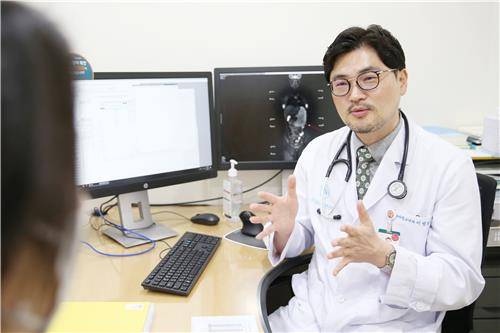 (서울=연합뉴스) 서울아산병원 의학유전학센터 이범희 교수가 희귀 유전질환 환자를 진료하고 있다. 2025.08.06. [서울아산병원 제공. 재판매 및 DB 금지]