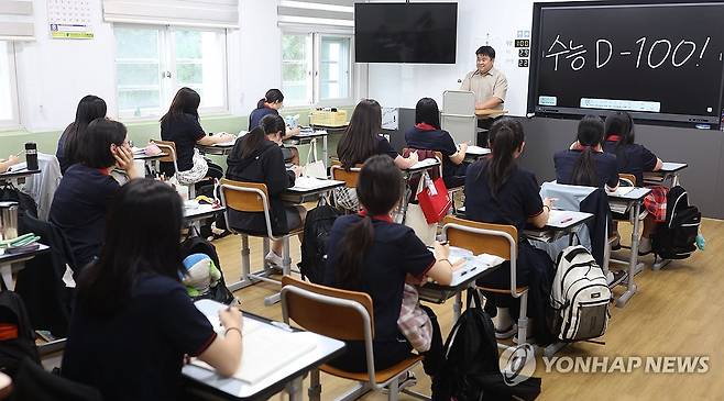 다가오는 수능 고3 집중 (창원=연합뉴스) 김동민 기자 = 2026학년도 대학수학능력시험(수능)이 100일 앞으로 다가온 5일 오후 경남 창원시 성산구 창원문성고등학교에서 고3 수험생이 자율학습하고 있다. 
    올해 수능일은 오는 11월 13일이다. 2025.8.5 image@yna.co.kr