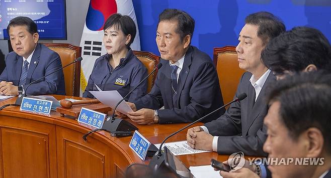 최고위원회에서 발언하는 정청래 대표 (서울=연합뉴스) 황광모 기자 = 더불어민주당 정청래 대표가 6일 국회에서 열린 최고위원회의에서 차명 주식 거래 의혹으로 탈당한 이춘석 전 국회 법사위원장에 대한 제명 결정을 발표하고 있다. 2025.8.6 hkmpooh@yna.co.kr