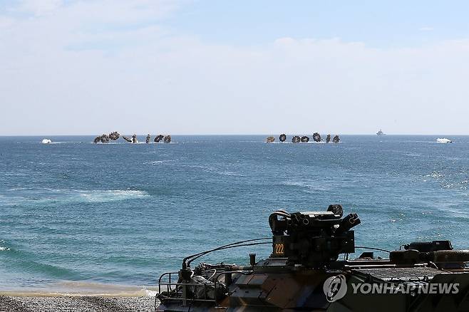 연막탄 터트리는 장갑차 (포항=연합뉴스) 손대성 기자 = 6일 경북 포항 해안에서 열린 한미 해병대 연합훈련인 KMEP 훈련에서 한국 해병대 상륙돌격장갑차(KAAV)가 연막탄을 터트리며 돌진하고 있다. 2025.8.6 sds123@yna.co.kr