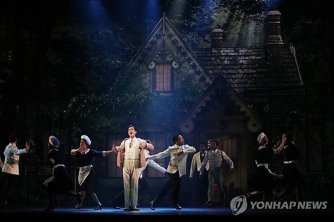 열연하는 매트 도일 (서울=연합뉴스) 강민지 기자 = 6일 서울 강남구 GS아트센터에서 열린 뮤지컬'위대한 개츠비' 프레스콜에서 제이 개츠비 역의 배우 매트 도일이 하이라이트 장면을 시연하고 있다. 2025.8.6 mjkang@yna.co.kr