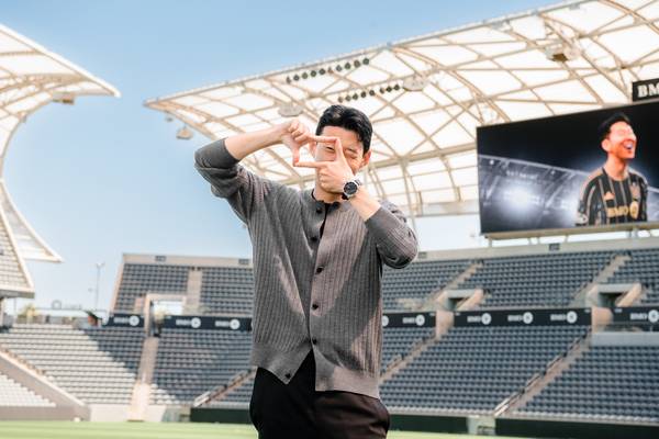 미국 로스앤젤레스FC(LAFC)로 이적한 손흥민이 7일(한국시간) 미국 로스앤젤레스(LA) BMO 스타디움에서 세리머니를 하며 기념촬영을 하고 있다. 2025.8.7 /LAFC 구단