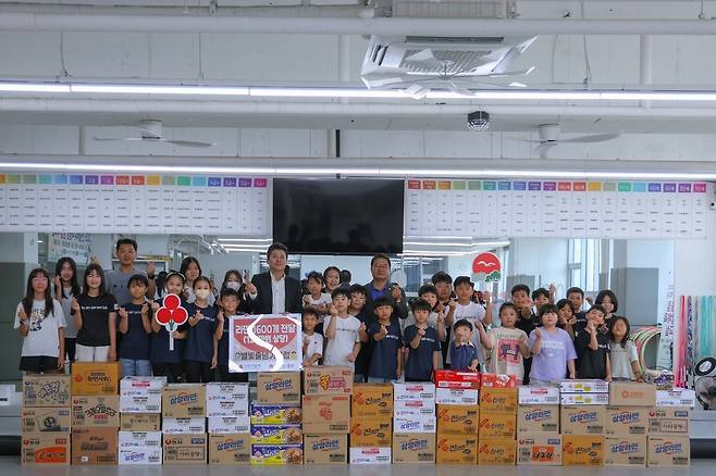 ▲ 인천 중구의회는 별빛줄넘기클럽에서 열린 기탁식에 참석해 따뜻한 격려와 감사의 뜻을 전했다. /사진제공=중구의회