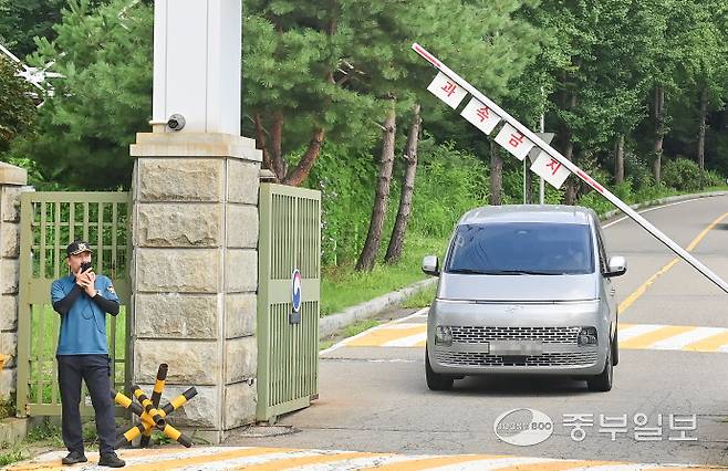 김건희 여사 관련 의혹을 수사하는 민중기 특별검사팀이 7일 오전 윤석열 전 대통령 체포에 실패한 뒤 의왕시 서울구치소를 나서고 있다. 임채운기자
