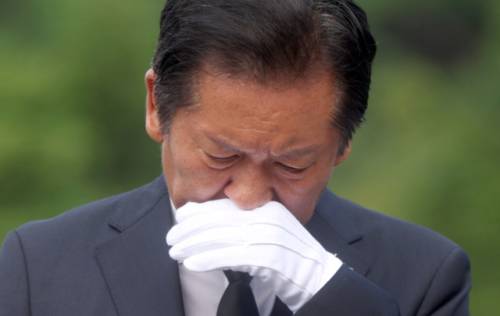 ◇더불어민주당 정청래 대표가 7일 오전 경남 김해시 진영읍 봉하마을을 방문해 노무현 전 대통령 묘역을 참배 후 손으로 얼굴을 닦고 있다. 2025.8.7 사진=연합뉴스