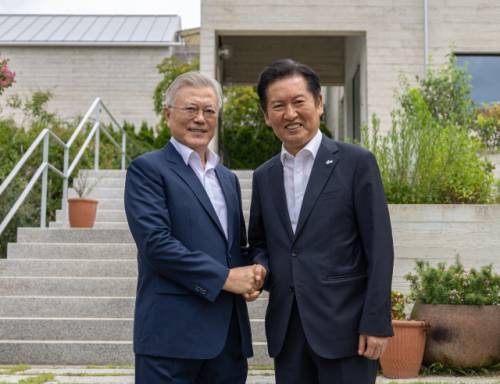 더불어민주당 정청래 대표가 7일 경남 양산시 하북면 평산마을 문재인 전 대통령 사저에서 문 전 대통령을 예방, 기념촬영을 하고 있다. 2025.8.7 [더불어민주당 제공]