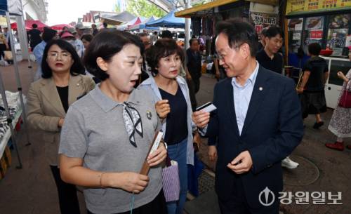 더불어민주당 허영(춘천·철원·화천·양구 갑) 국회의원과 부인 정현자씨를 비롯한 지역위원회 의원 및 당원들은 7일 춘천 풍물시장을 찾아 민생회복 소비쿠폰 장보기 행사를 가졌다. 박승선기자