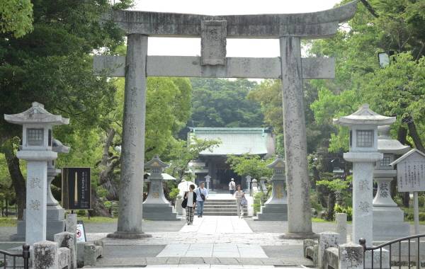 일본 참배객들이 무나카타 타이샤 헤츠미야 신사의 도리이를 지나가고 있다.