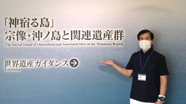 시민학예원 사카모토 씨가 "사료를 통해 보면 고대 무나카타와 김해 간의 긴밀한 관계를 알 수 있다"고 말하고 있다.