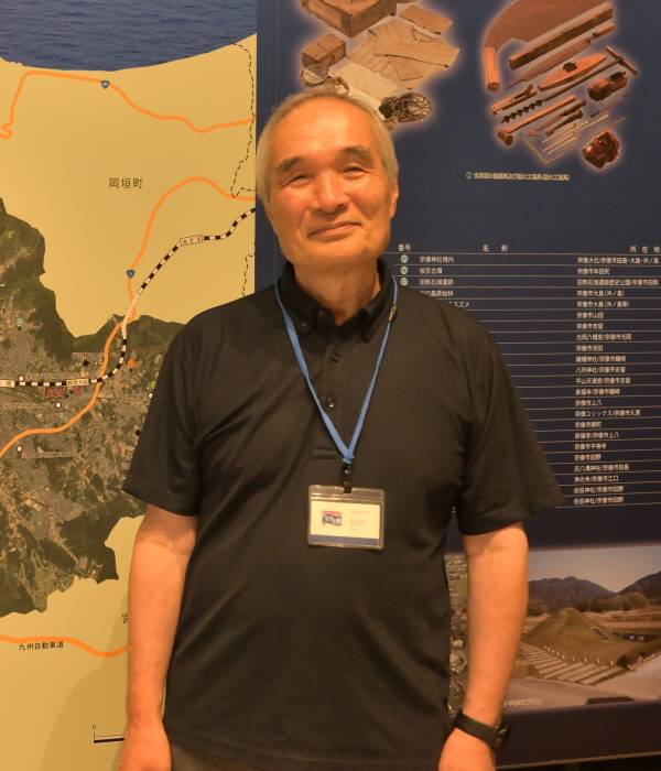 시민학예원 이시다 씨가 '세계유산센터'에서 인터뷰 후 기념사진을 촬영하고 있다.