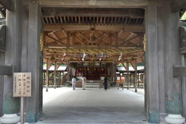 참배객들이 헤츠미야 신사 본전에서 참배하고 있다.