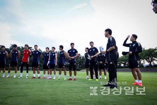 ▲ 지난 5일 신태용 감독과 훈련한 울산HD FC 선수단. 울산 HD 제공