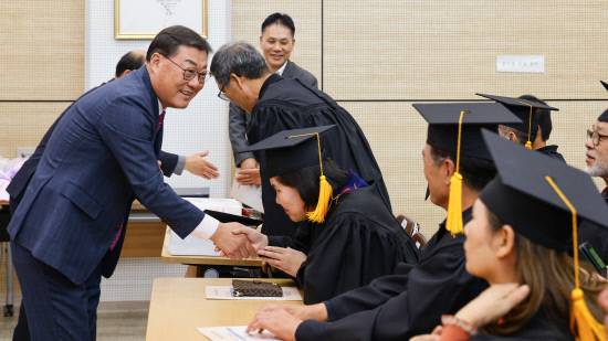 제18기 새합천미래농업대학 수료식에서 수료생들을 격려하고 있는 김윤철 군수.