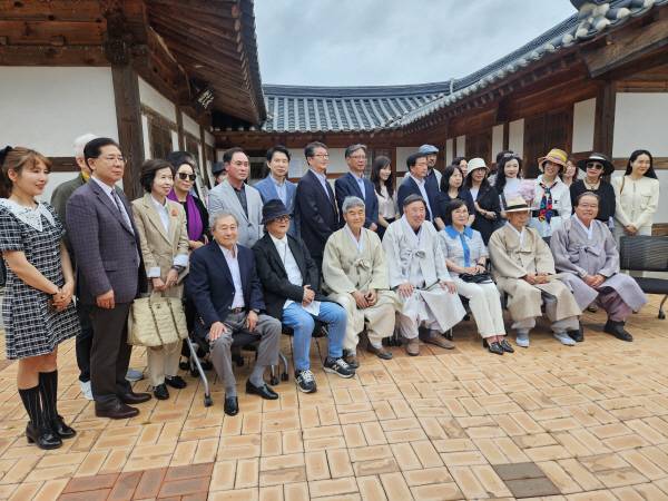 지난 5월 유네스코 세계문화유산으로 지정된 안동 하회마을에서 '민화·하회마을에 색을 입히다'란 주제로 열린 민화초대전 개막식 후 하회마을 관계자와 함께 기념촬영을 하고 있다.