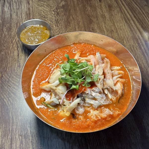 '전국 최고의 물회 만들기' 프로젝트를 통해 탄생한 '포슐랭 물회와 홍게 내장 소스'.