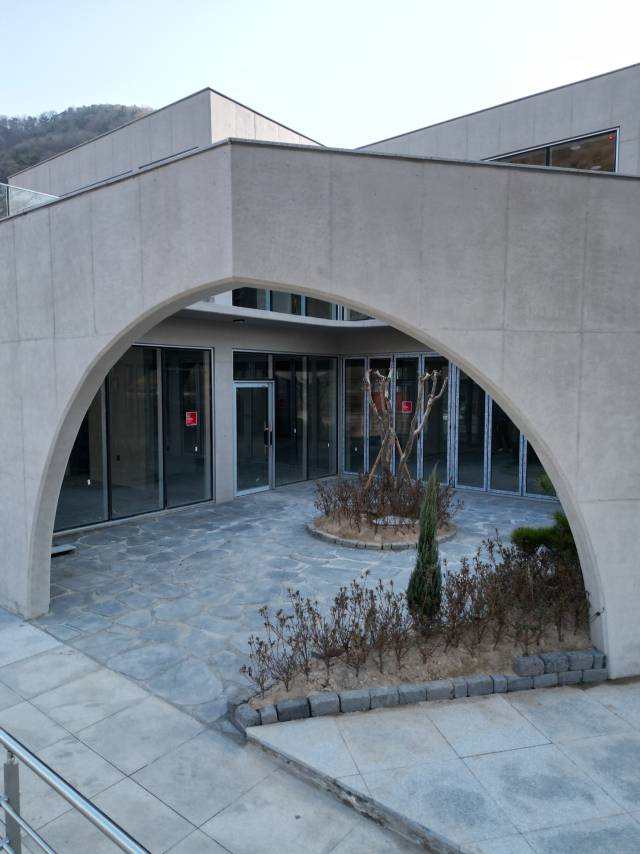 ‘우아한 Elegant’ 건물 내외부를 연결하는 중정.