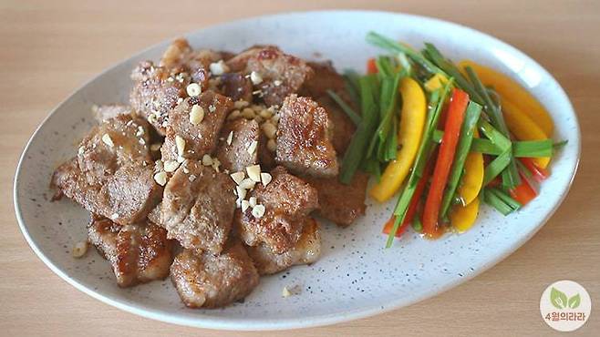 맥적구이와 샐러드