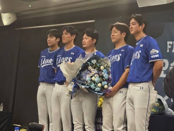 원태인과 김재윤, 오승환, 강민호, 구자욱(왼쪽부터)이 기자회견에서 기념사진을 촬영하고 있다. (사진=스포츠춘추 정진영 기자)