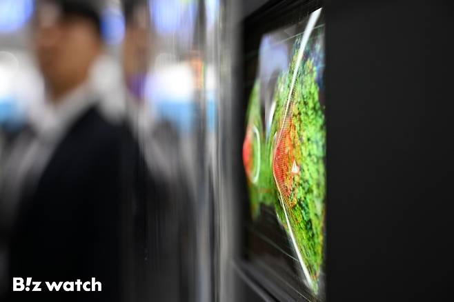 7일 서울 코엑스에서 열린 '2025 한국디스플레이산업전시회(K-Display 2025)'에 참석한 관람객들이 삼성디스플레이 부스에서 '다중 축 스트레처블 디스플레이'를 관람하고 있다./사진=이명근 기자 qwe123@