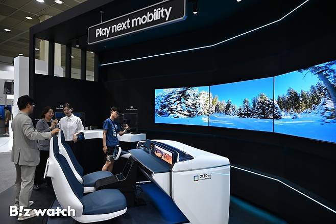 7일 서울 코엑스에서 열린 '2025 한국디스플레이산업전시회(K-Display 2025)'에 참석한 관람객들이 삼성디스플레이 부스를 관람하고 있다./사진=이명근 기자 qwe123@