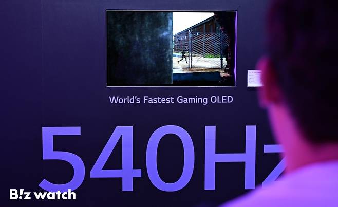 7일 서울 코엑스에서 열린 '2025 한국디스플레이산업전시회(K-Display 2025)'에 참석한 관람객들이 LG디스플레이 부스를 관람하고 있다./사진=이명근 기자 qwe123@