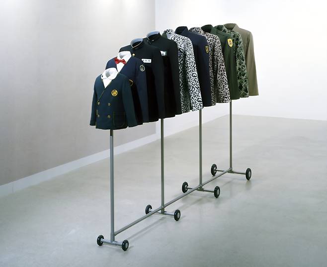유니폼/들:자화상/들:나의 39년, 2006, 패브릭, 유리섬유 수지, 스테인리스 강, 이동식 행거, 169×254×56cm