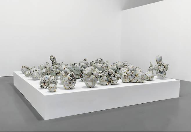 번역된 도자기, 2006, 도자파편, 에폭시, 24K 금박, 370×370×70cm (경기도미술관 소장)