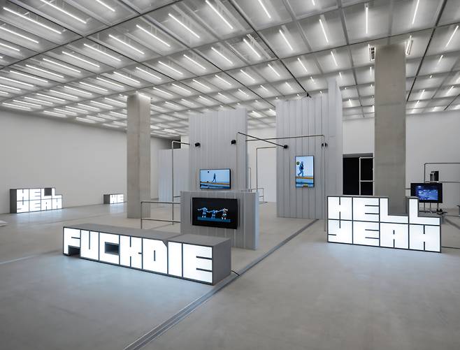 헬 예 위 퍽 다이, 2016, 영상 설치; 4채널 영상, 컬러, 사운드; LED 구조물 6개 영상: 4분 35초, 4분 35초, 4분 35초, 8분 2초, (국립현대미술관 소장)