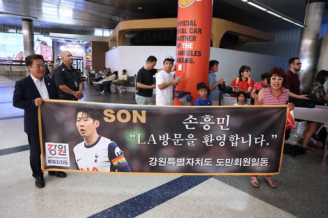 손흥민을 환영하는 현수막을 든 LA 교민. 사진=AFPBB NEWS