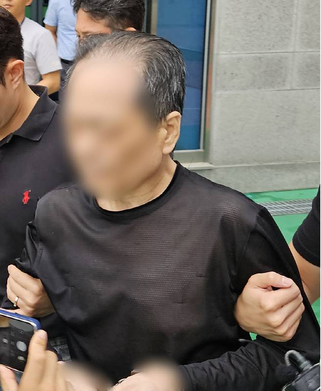 충북 청주시에서 동생을 때려 살해한 혐의를 받는 60대 남성이 지난해 7월 2일 오후 청주지방법원에서 열린 영장실질심사를 마치고 나서고 있다. (사진=뉴스1)