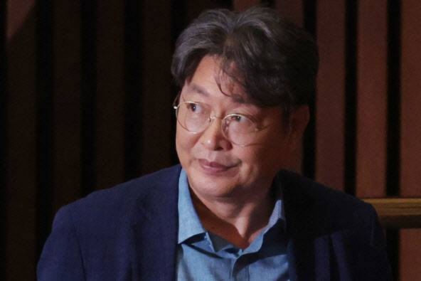차명 주식거래 의혹을 받는 이춘석 의원이 지난 5일 국회 본회의에 출석해 방송법 개정안에 대한 기표를 한 뒤 투표함으로 이동하고 있다.(사진=연합뉴스)