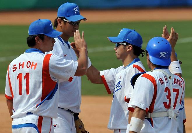 2008년 베이징올림픽 당시 쿠바와 예선전을 승리로 장식한 뒤 동료들과 하이파이브를 나누는 오승환(왼쪽). 사진=AFPBBNews