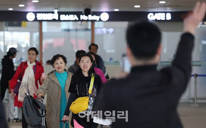 인천 연수구 인천항국제여객부두에 도착한 중국인 관광객들이 입국장을 나오고 있는 모습. (사진=뉴시스)