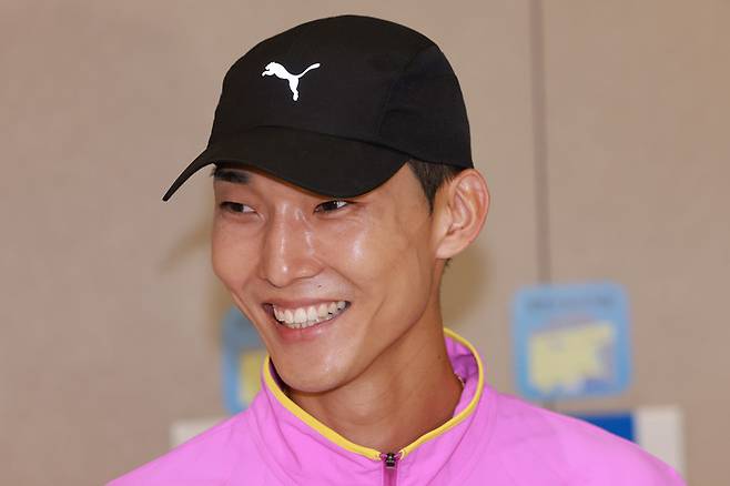 모나코에서 열린 2025 세계육상연맹 다이아몬드리그 남자 높이뛰기에서 우승하며 2025시즌 국제대회 7연승을 이어간 우상혁이 13일 인천국제공항 제2여객터미널을 통해 귀국, 밝은 표정으로 기자와 인터뷰하고 있다.우상혁은 올 시즌 개인 최고이자, 세계 공동 1위 기록인 2ｍ34를 넘으며 도쿄 세계선수권 출전권도 확보했다. 2025.7.13