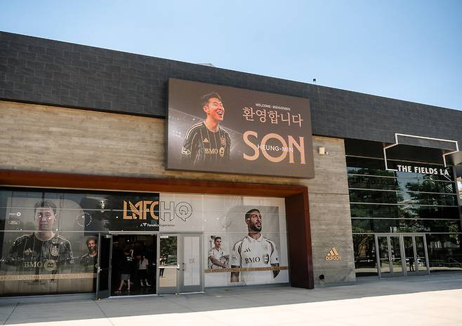 (LA FC 홈구장 'BMO 스타디움' 팀샵 입구에 손흥민의 입단을 환영하는 한글 인사가 적혀있다)