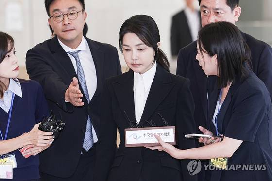 윤석열 전 대통령 부인 김건희 여사가 어제(6일) 서울 종로구 KT광화문빌딩 웨스트에 마련된 민중기 특별검사팀에 피의자 신분으로 첫 출석하고 있다. [사진공동취재단]