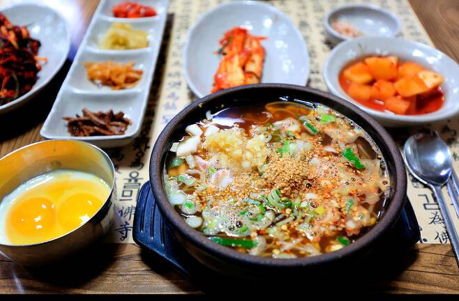 라면을 먹더라도 파, 콩나물 등 채소를 많이 넣으면 중성지방을 줄이고 혈당 조절에 도움이 된다. [사진=클립아트코리아]