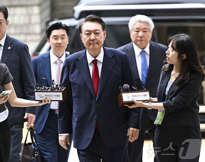 12·3 비상계엄과 관련해 특검의 수사를 받는 윤석열 전 대통령이 두 번째 구속 전 피의자심문(영장실질심사)를 받기 위해 9일 오후 서울 서초구 중앙지방법원으로 출석하고 있다. 2025.7.9/뉴스1 ⓒ News1 사진공동취재단