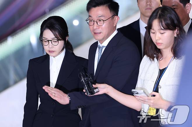 윤석열 전 대통령의 부인 김건희 여사가 6일 서울 종로구 KT광화문빌딩에 마련된 김건희 특검팀(특별검사 민중기) 사무실에서 조사를 마친 후 귀가하고 있다. 2025.8.6/뉴스1 ⓒ News1 김성진 기자