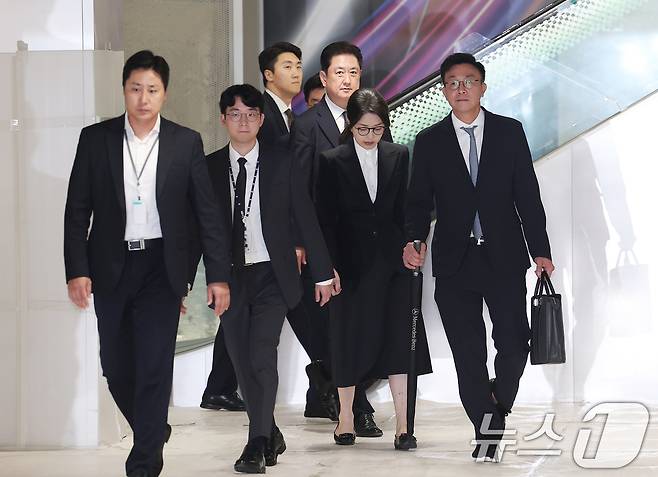 윤석열 전 대통령의 부인 김건희 여사가 6일 서울 종로구 KT광화문빌딩에 마련된 김건희 특검팀(특별검사 민중기) 사무실에서 조사를 마친 후 귀가하고 있다. 2025.8.6/뉴스1 ⓒ News1 김성진 기자