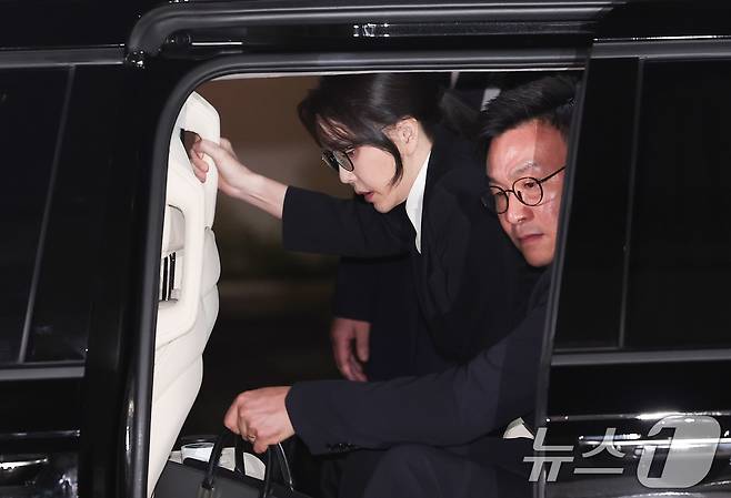 윤석열 전 대통령의 부인 김건희 여사가 6일 서울 종로구 KT광화문빌딩에 마련된 김건희 특검팀(특별검사 민중기) 사무실에서 조사를 마친 후 귀가하고 있다. 2025.8.6/뉴스1 ⓒ News1 김성진 기자
