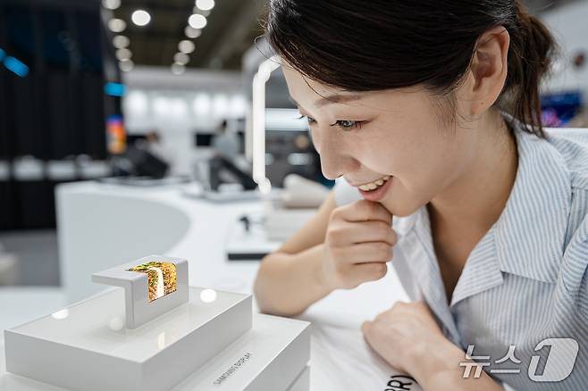 삼성디스플레이가 'K-디스플레이 2025'에서 최초 공개한 스마트워치용 커브드(curved) 마이크로 LED 제품(삼성디스플레이 제공)