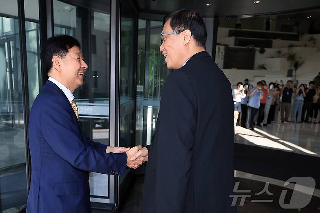 이창용 한국은행 총재(오른쪽)가 7일 오전 서울시 중구 남대문로 한국은행을 방문한 구윤철 경제부총리 겸 기획재정부 장관을 맞이하고 있다. ⓒ News1 박정호 기자