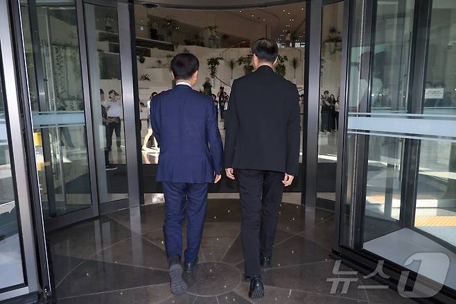 이창용 한국은행 총재(오른쪽)가 7일 오전 서울시 중구 남대문로 한국은행을 방문한 구윤철 경제부총리 겸 기획재정부 장관과 함께 내부로 향하고 있다. ⓒ News1 박정호 기자