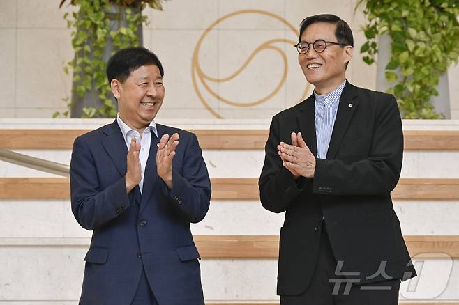 구윤철 경제부총리 겸 기획재정부 장관(왼쪽)과 이창용 한국은행 총재가 7일 오전 서울시 중구 남대문로 한국은행에서 손뼉을 치고 있다. (공동취재) ⓒ News1 박정호 기자