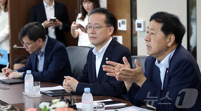 구윤철 경제부총리 겸 기획재정부 장관이 7일 서울 중구 남대문로 한국은행에서 이창용 한은 총재를 만나 대화를 나누고 있다. (공동취재) ⓒ News1 박정호 기자