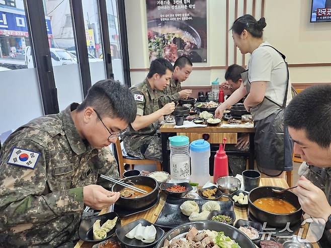 육군 31보병사단 비호여단 장병들이 6일 광주 북구 골목식당에서 점심을 사먹으며 지역 상생 활동을 펼치고 있다.(31사단 제공. 재판매 및 DB 금지) 2025.8.7