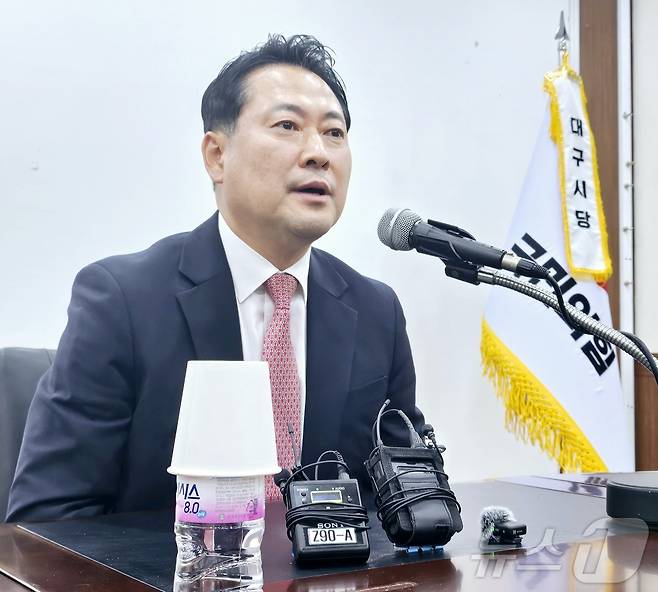 8·22 국민의힘 전당대회 당권에 도전하는 장동혁 국회의원(충남 보령시·서천군)이 6일 오후 대구 수성구 범어동 국민의힘 대구시당 회의실에서 기자들과 만나 질문에 답변하고 있다. 2025.8.6/뉴스1 ⓒ News1 남승렬 기자