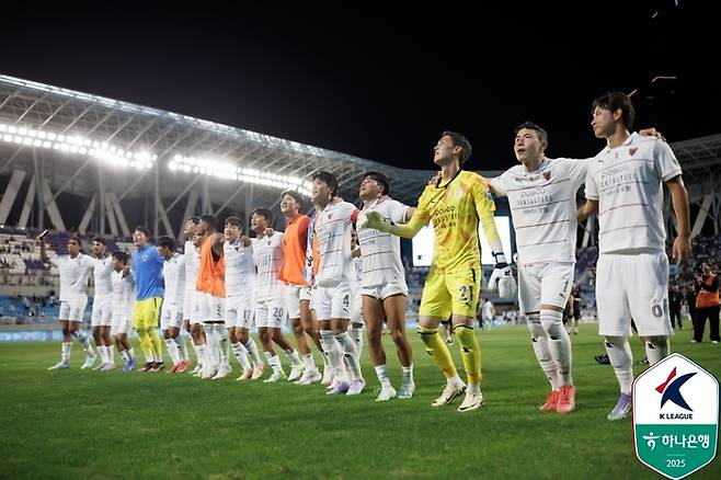 Pohang players are greeted by their fans after winning the Daegu War. Photo | Korea Professional Football Federation